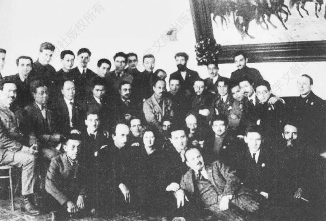 共产国际四大部分代表合影，中间就座的有陈独秀、拉狄克、布哈林、季诺维也夫等（1922年）