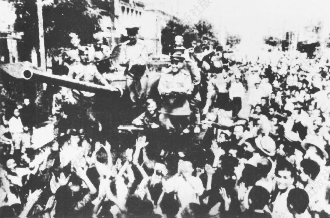 1945年8月大连人民欢迎苏军入城