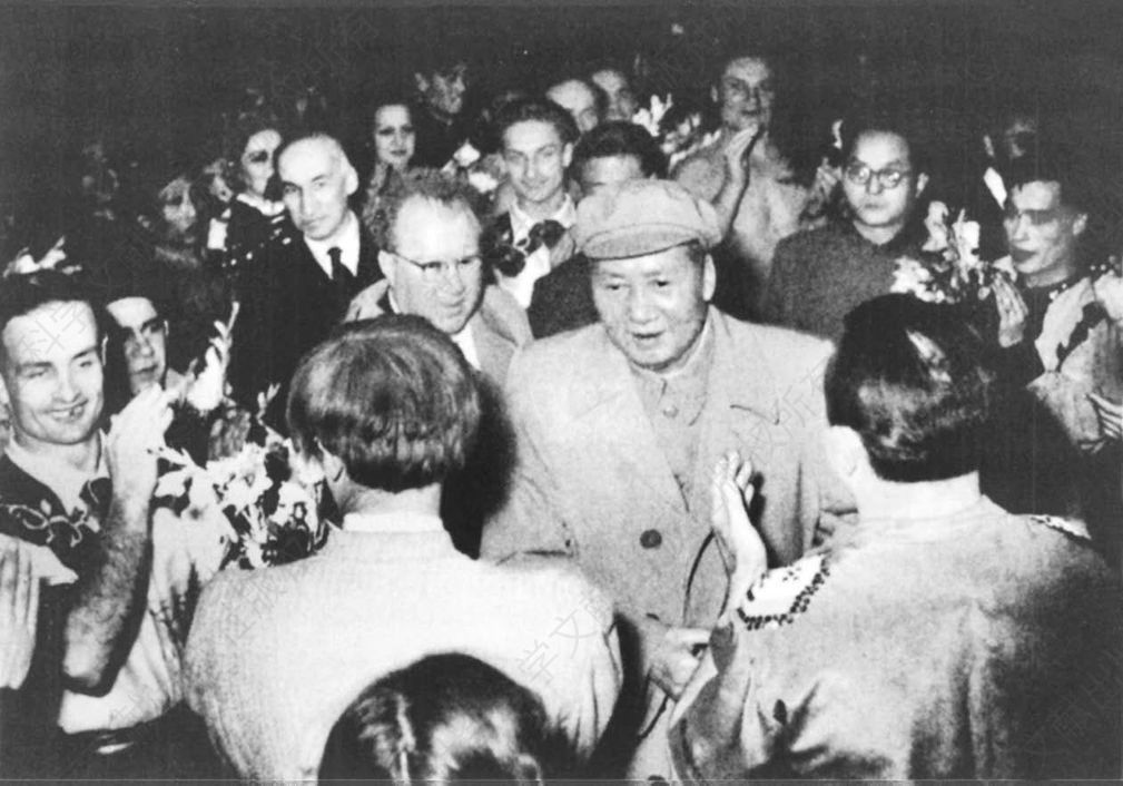 毛泽东与苏联驻华大使尤金观看苏联马戏团来华演出后到场与演员见面（1956年）