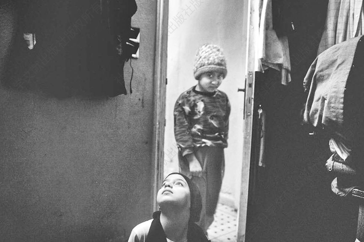 2008年2月，叙利亚大马士革，一名年轻的伊拉克难民和她的弟弟