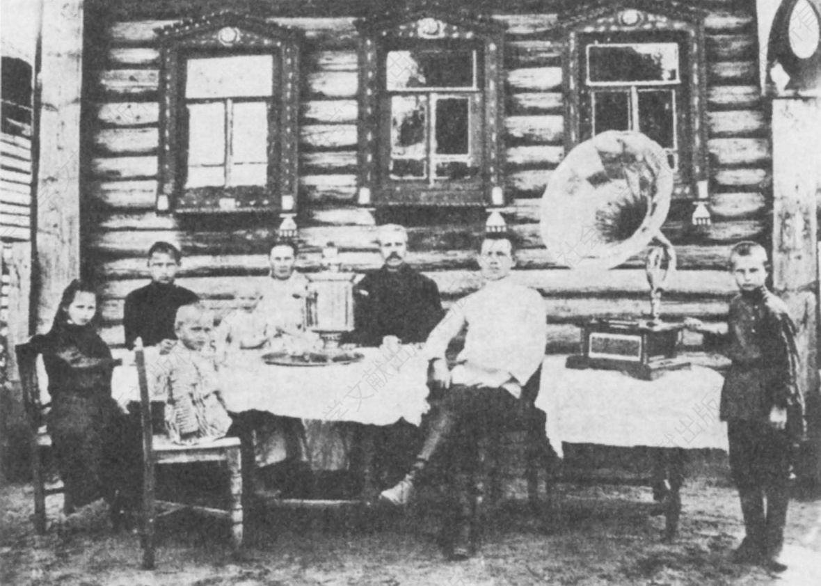 图2-16 1890年德米特洛夫家庭照