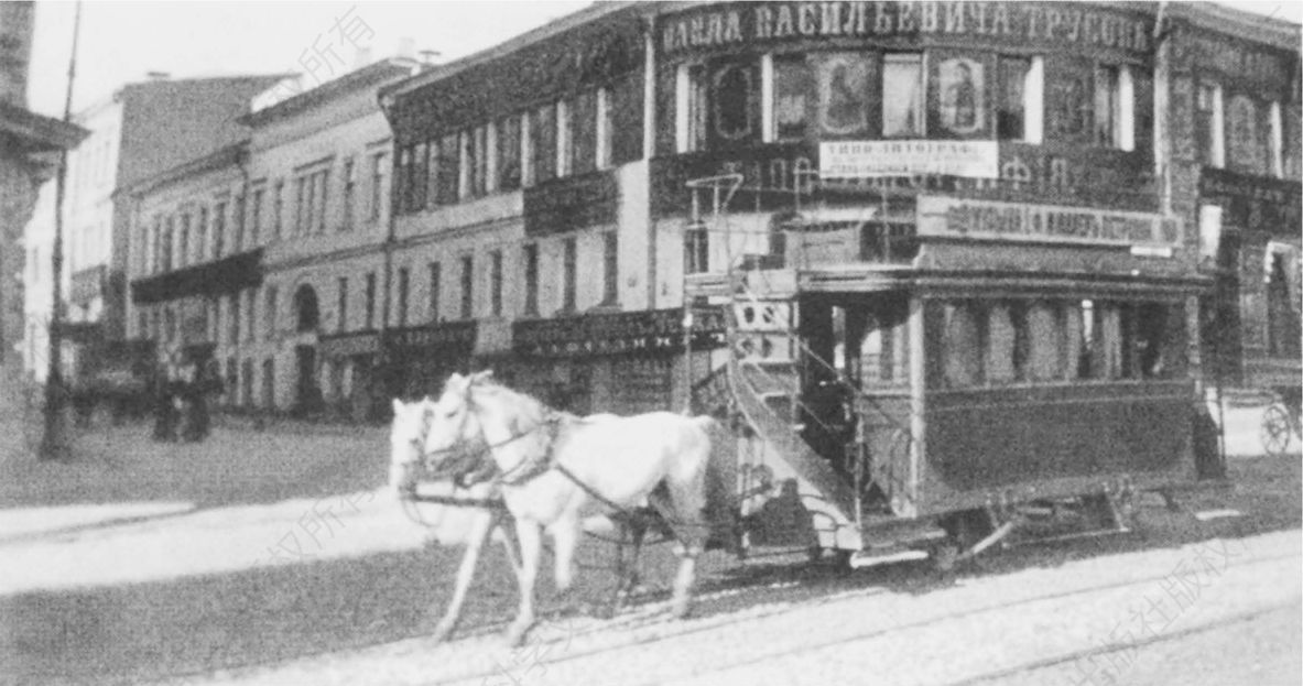 图3-13 20世纪初照片——莫斯科剧院广场附近的有轨马车