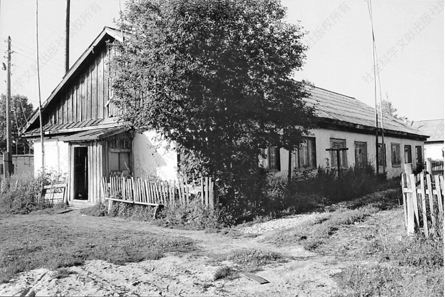 图4-4 宿舍 斯维尔德洛夫斯克州新阿列克谢耶夫斯卡耶村 摄于2003年
